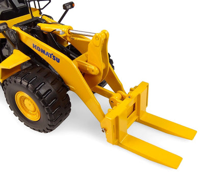 Universal Hobbies 1:50 Scale Komatsu WA600-8 Wheel Loader