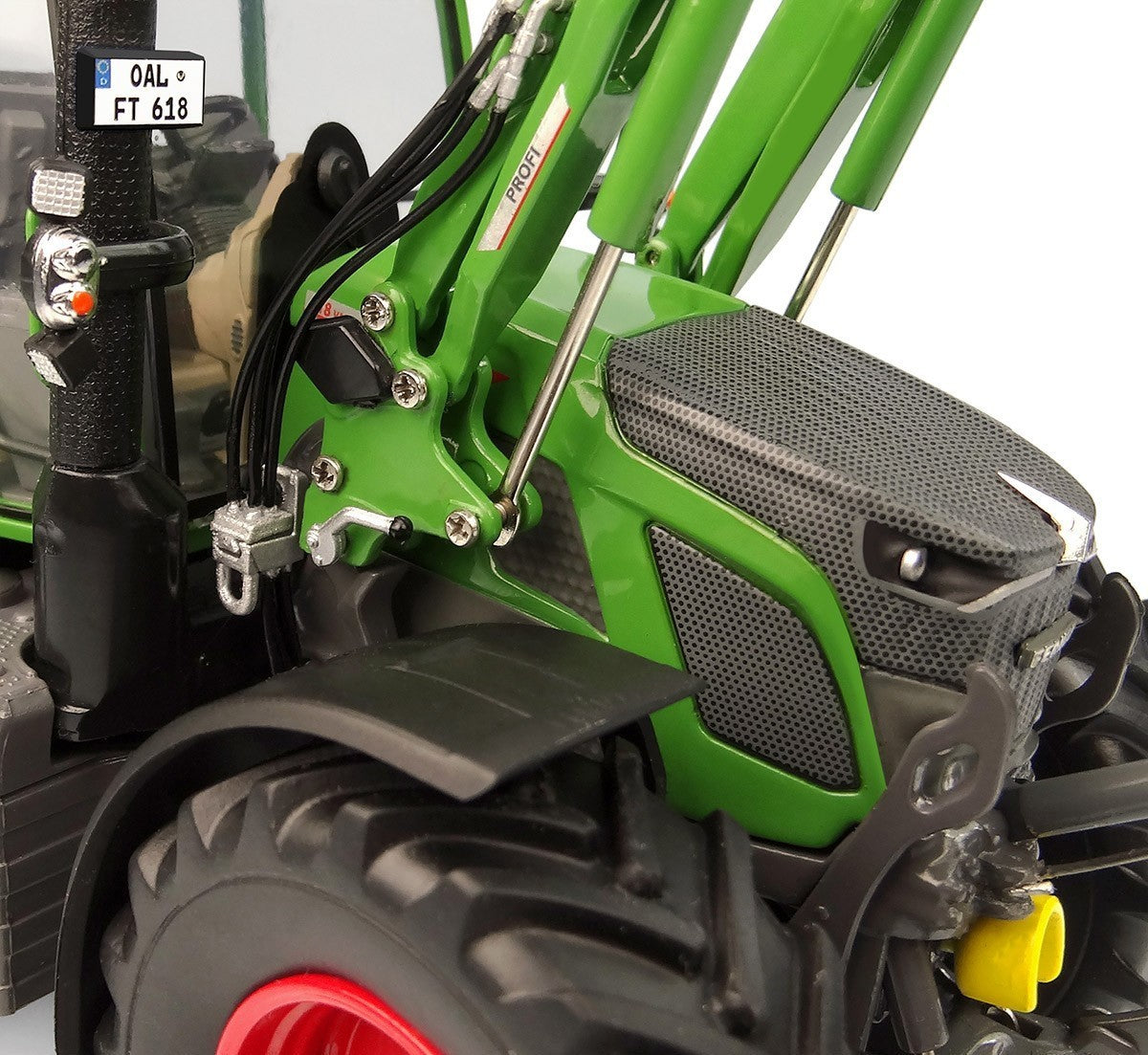 UNIVERSAL HOBBIES FENDT 618 VARIO WITH FRONT LOADER