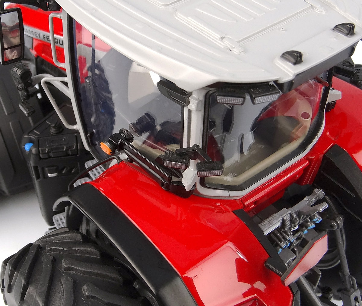 UNIVERSAL HOBBIES - Massey Ferguson MF 9S.425 - 8 Wheeler