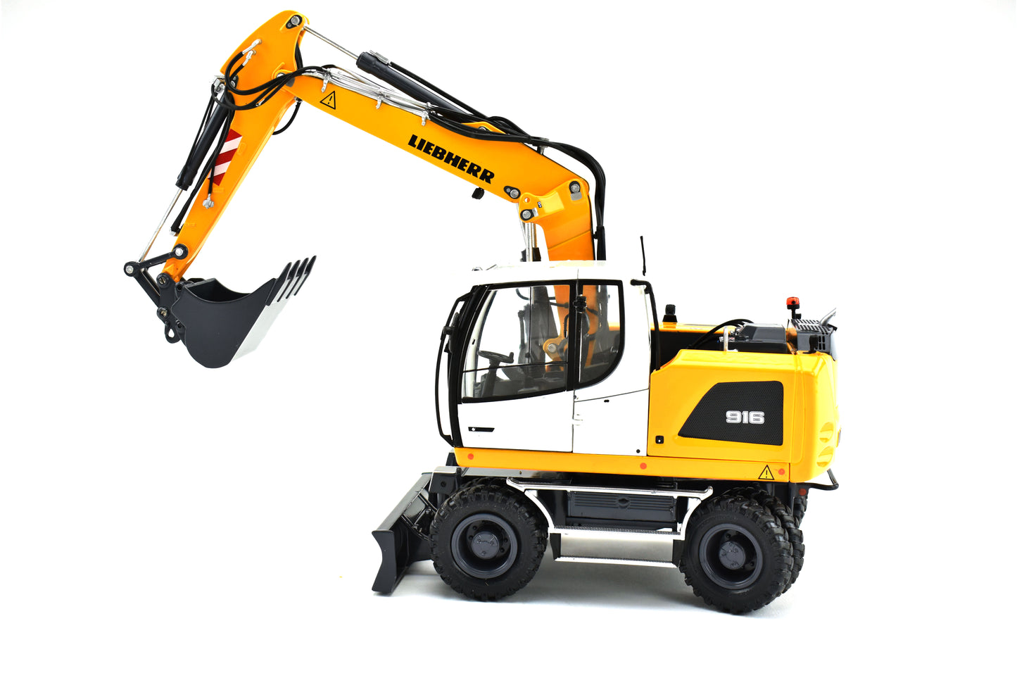 AT -  Liebherr A916 Litronic wheeled Excavator.
