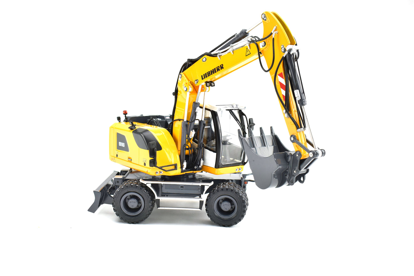 AT -  Liebherr A916 Litronic wheeled Excavator.
