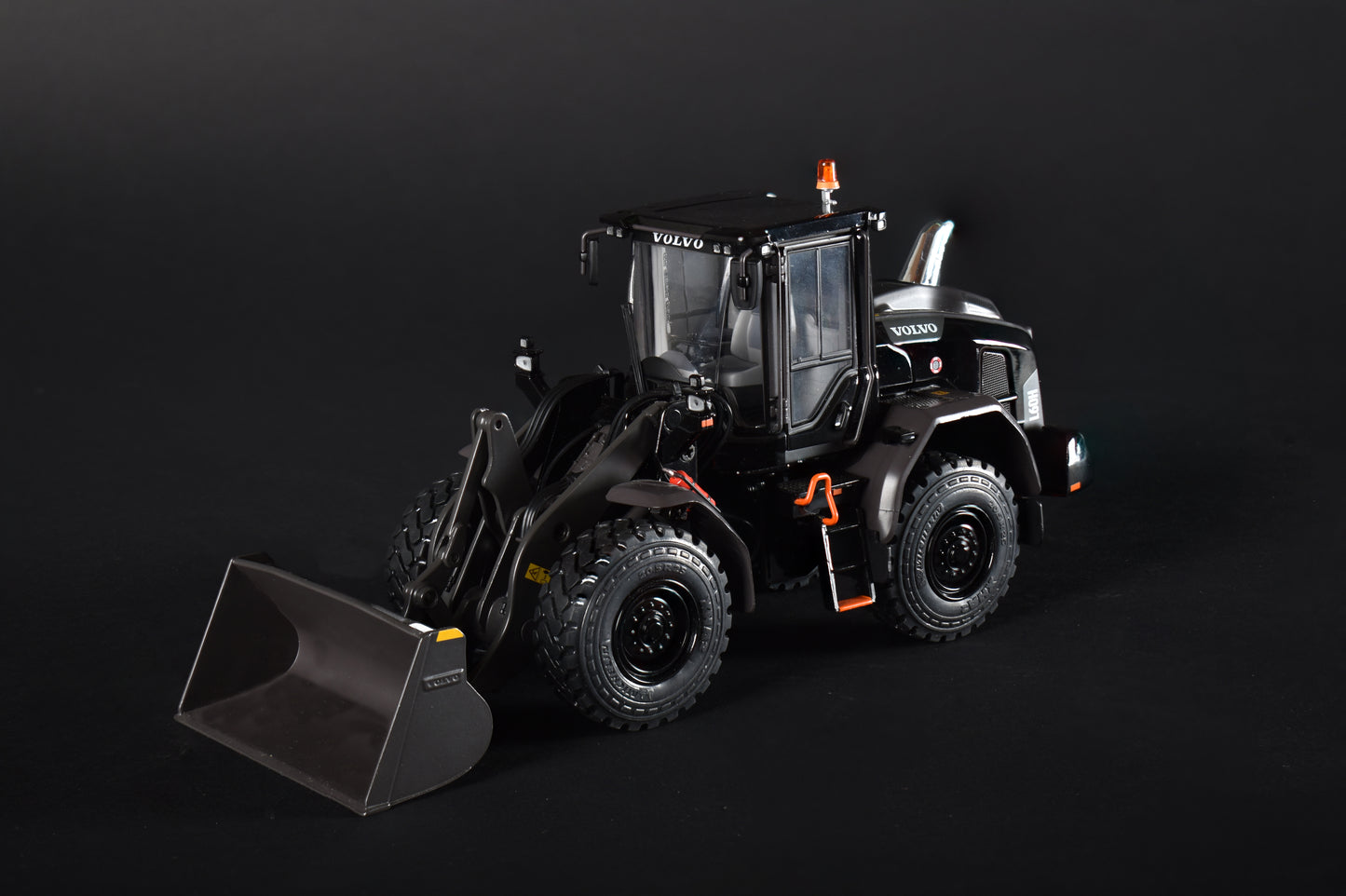 AT -  Volvo L60H wheel loader Limited Black Edition (999 pieces)