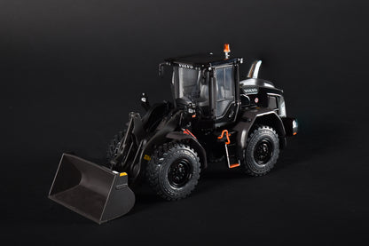 AT -  Volvo L60H wheel loader Limited Black Edition (999 pieces)