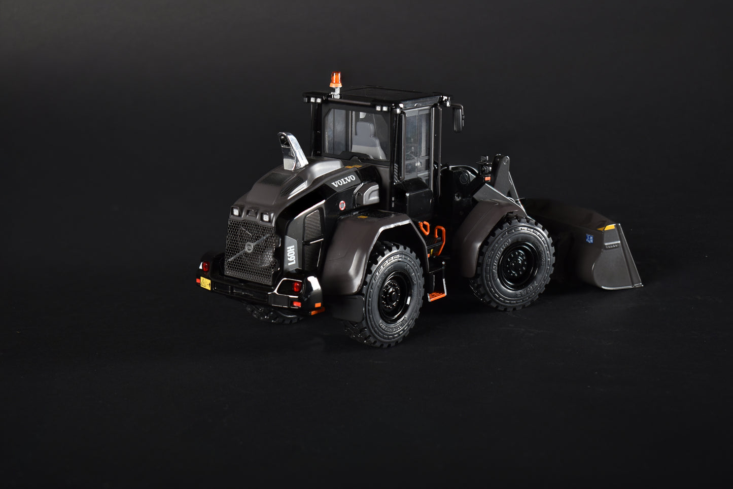 AT -  Volvo L60H wheel loader Limited Black Edition (999 pieces)