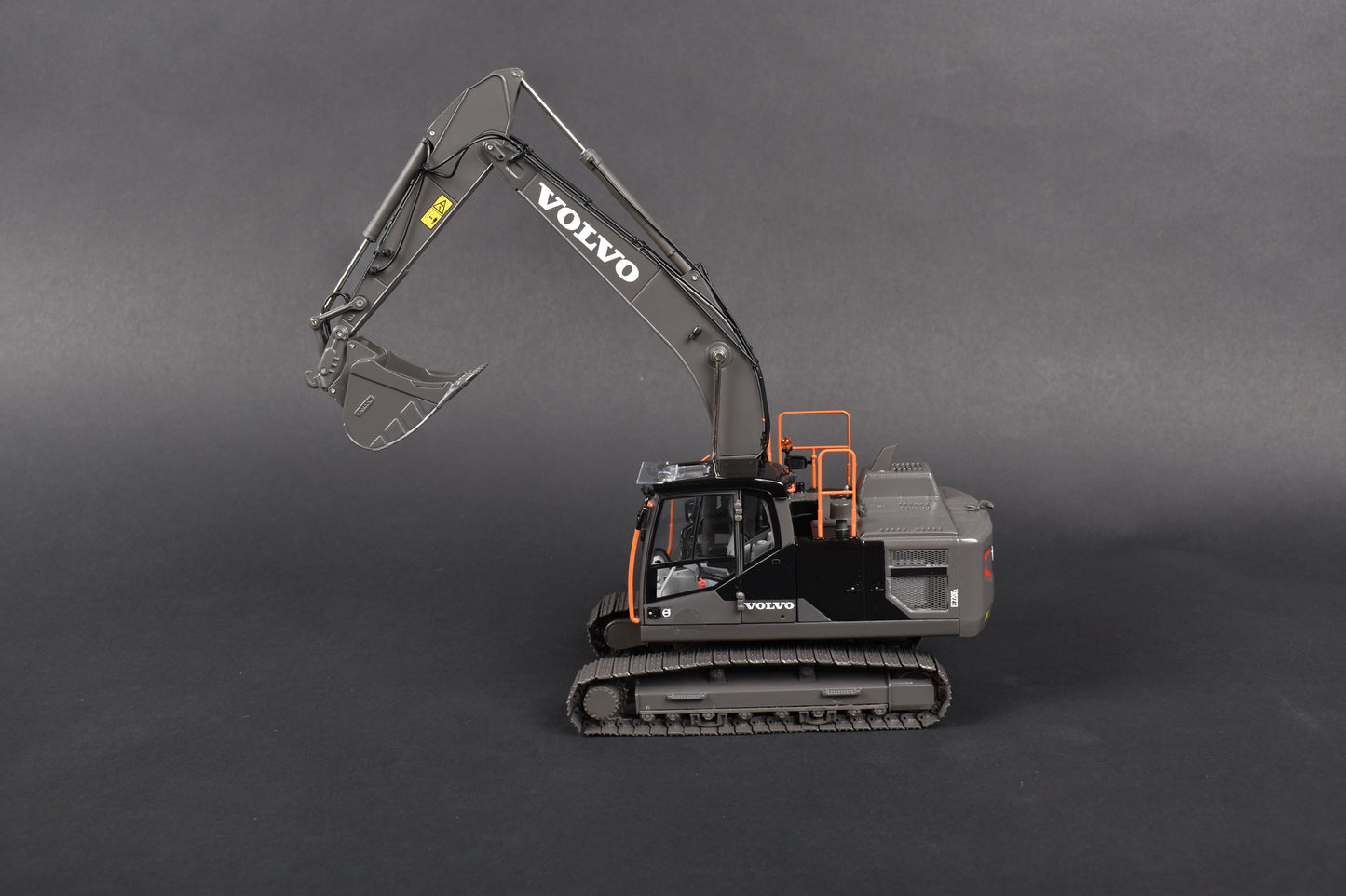 AT - Volvo EC220E Limited Black Edition - 1:32