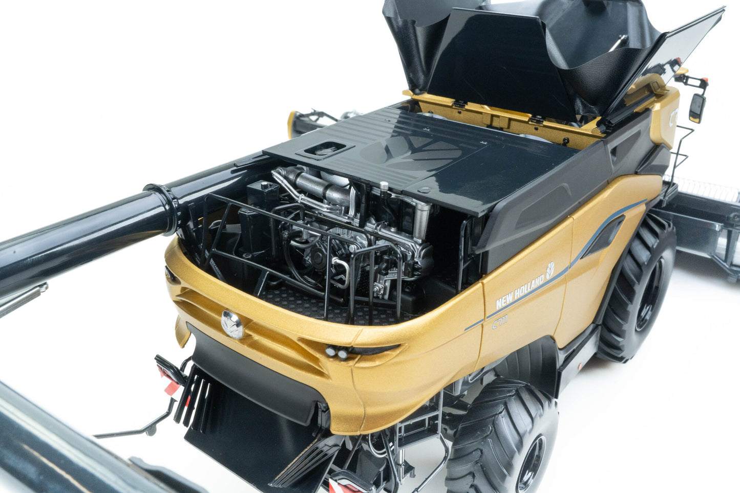 Universal Hobbies - New Holland CR11 Harvester Gold - 1:32