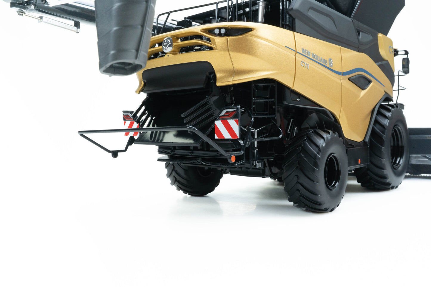 Universal Hobbies - New Holland CR11 Harvester Gold - 1:32